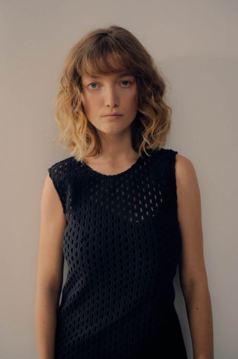 Ażurowa sukienka z frędzlami Solar Obraz 5