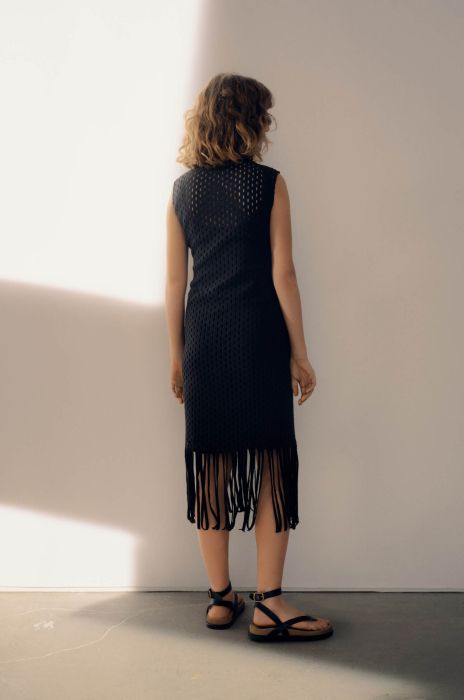 Ażurowa sukienka z frędzlami Solar Obraz 2