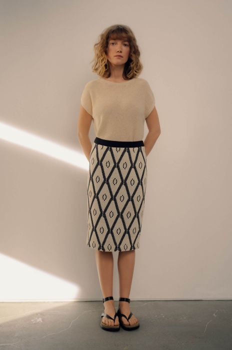 Spódnica ze strukturalno-ażurowej tkaniny Solar Obraz 4