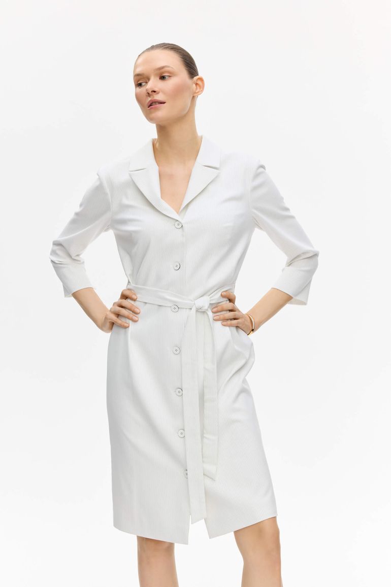 Taliowana sukienka w delikatny prążek