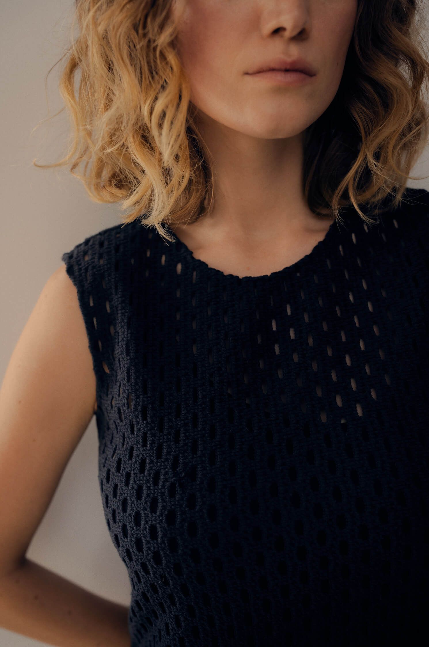 Ażurowa sukienka z frędzlami Solar Obraz 4