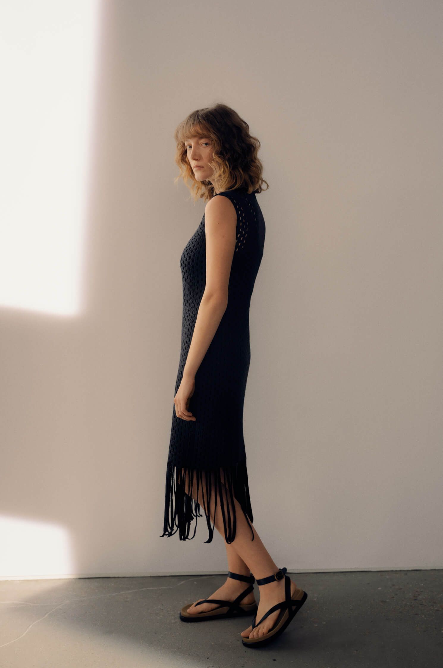 Ażurowa sukienka z frędzlami Solar Obraz 3