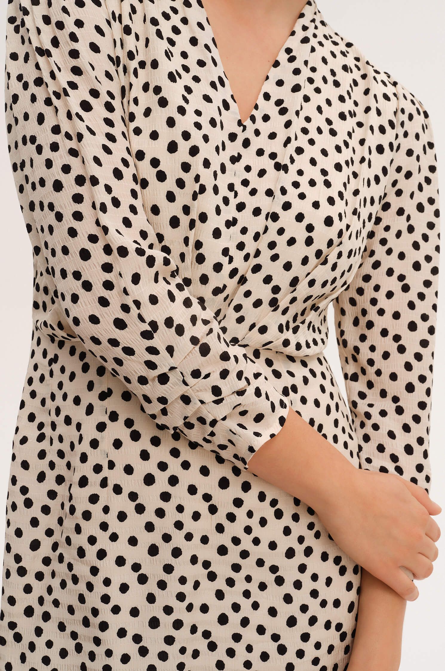 Wiskozowa sukienka w groszki Solar Obraz 3