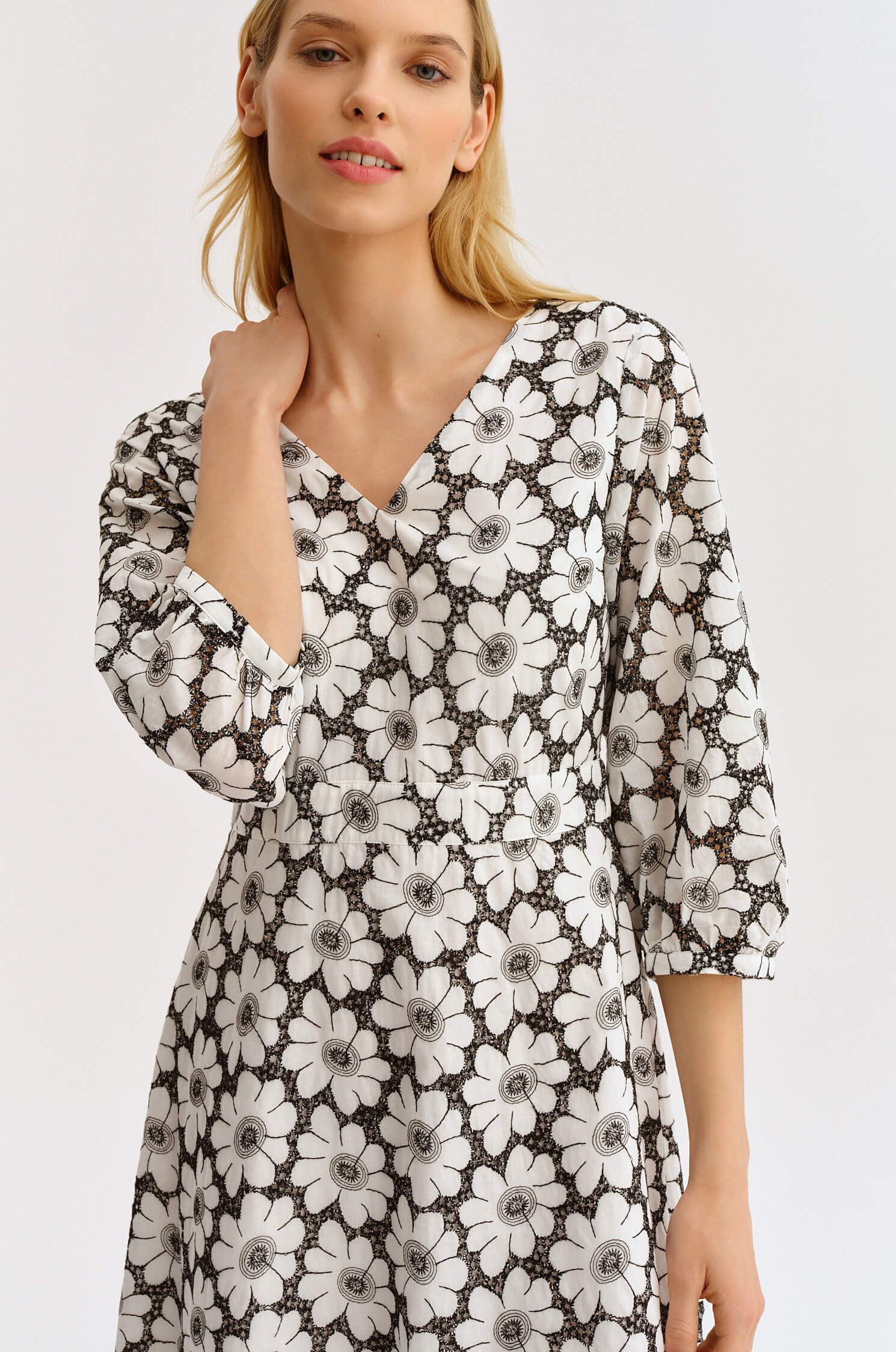 Sukienka z kwiatowym haftem Solar Obraz 3