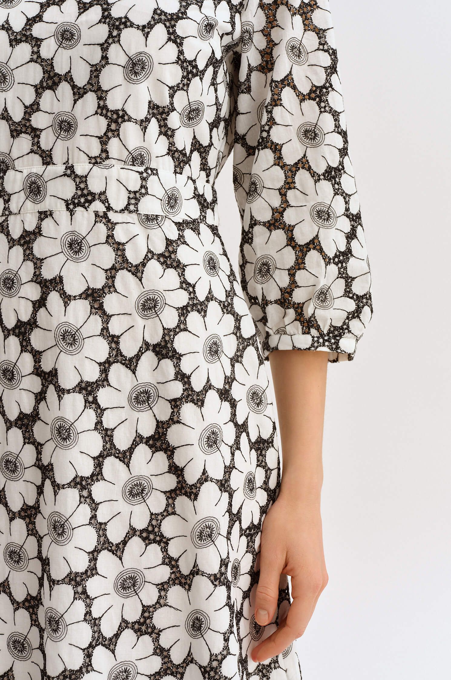 Sukienka z kwiatowym haftem Solar Obraz 4