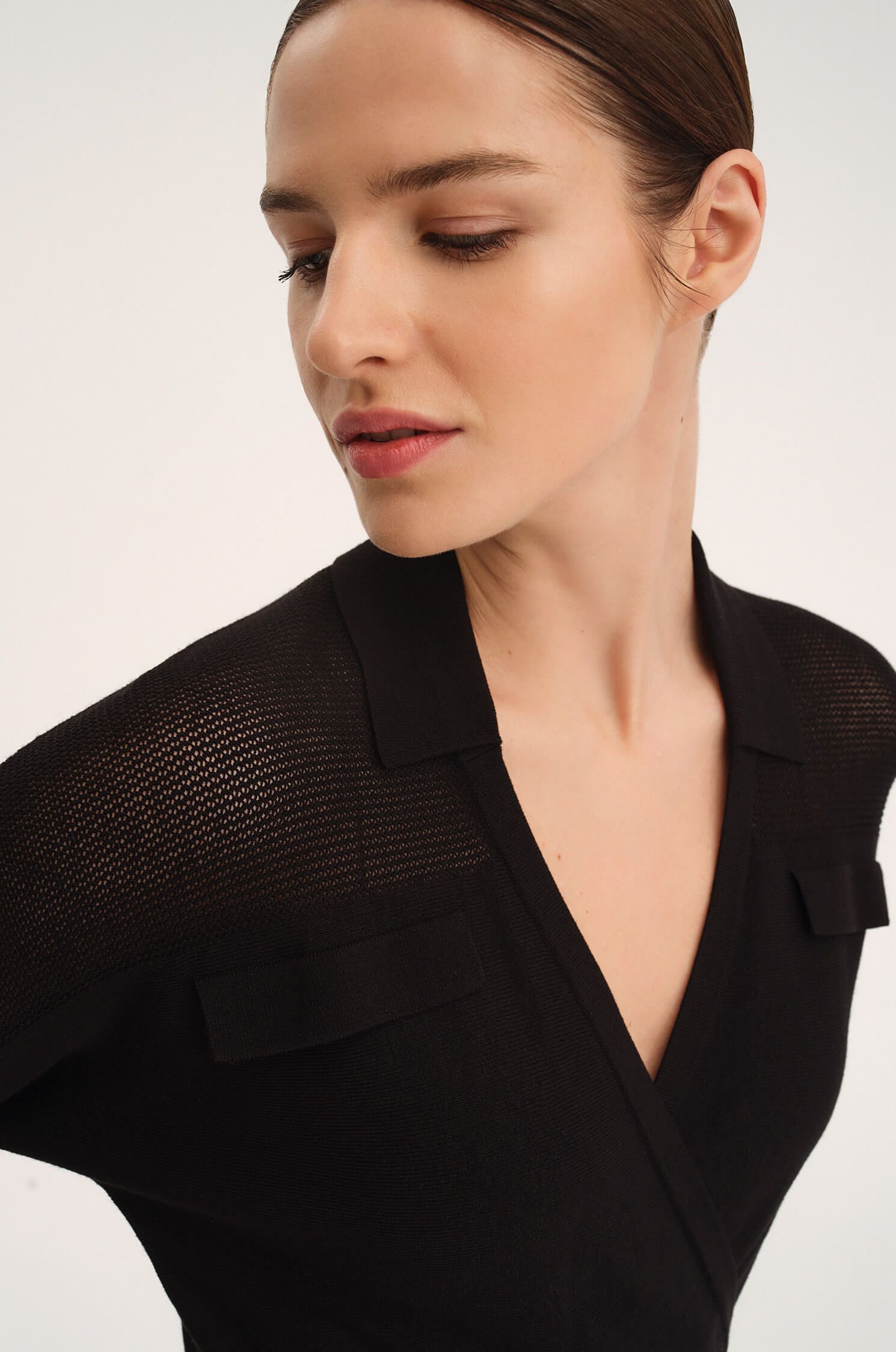 Dzianinowa sukienka o kopertowym kroju Solar Obraz 3