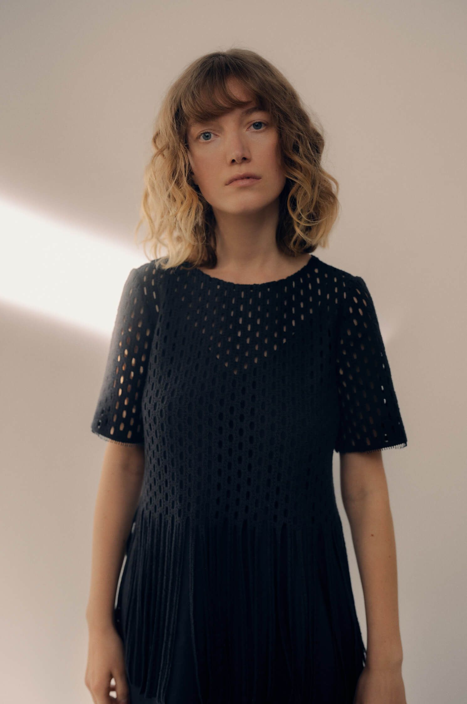 Ażurowa bluzka z frędzlami Solar Obraz 5