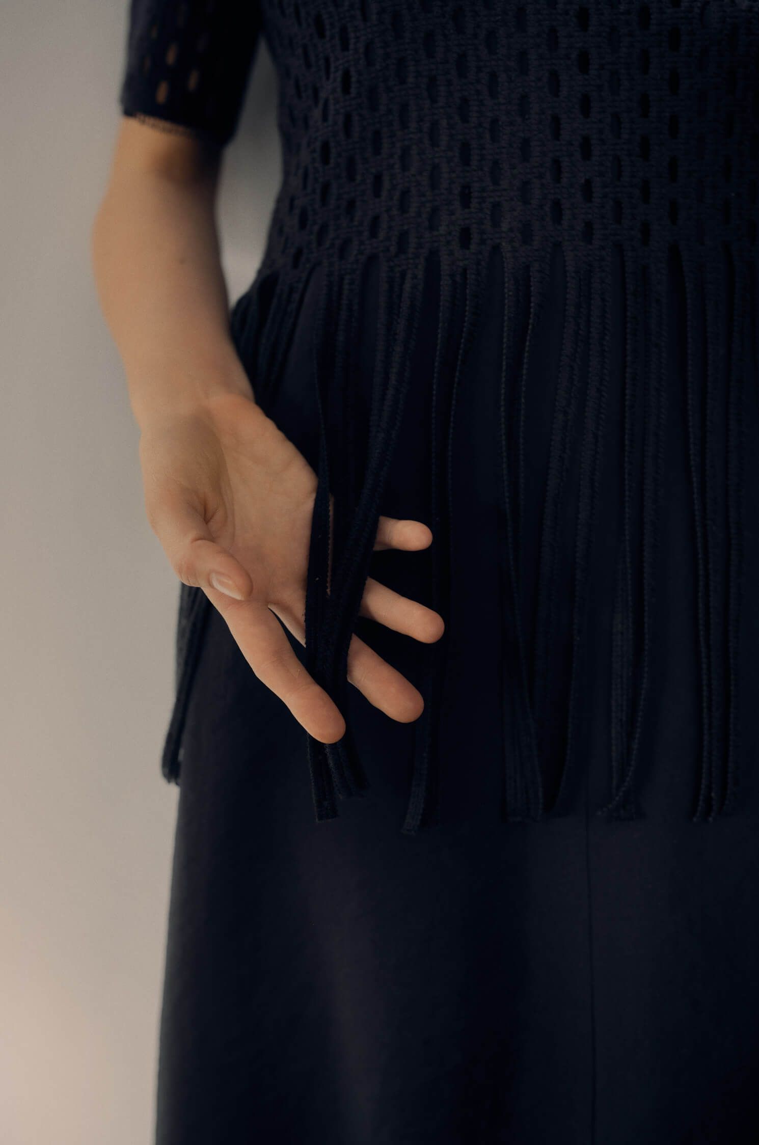 Ażurowa bluzka z frędzlami Solar Obraz 4