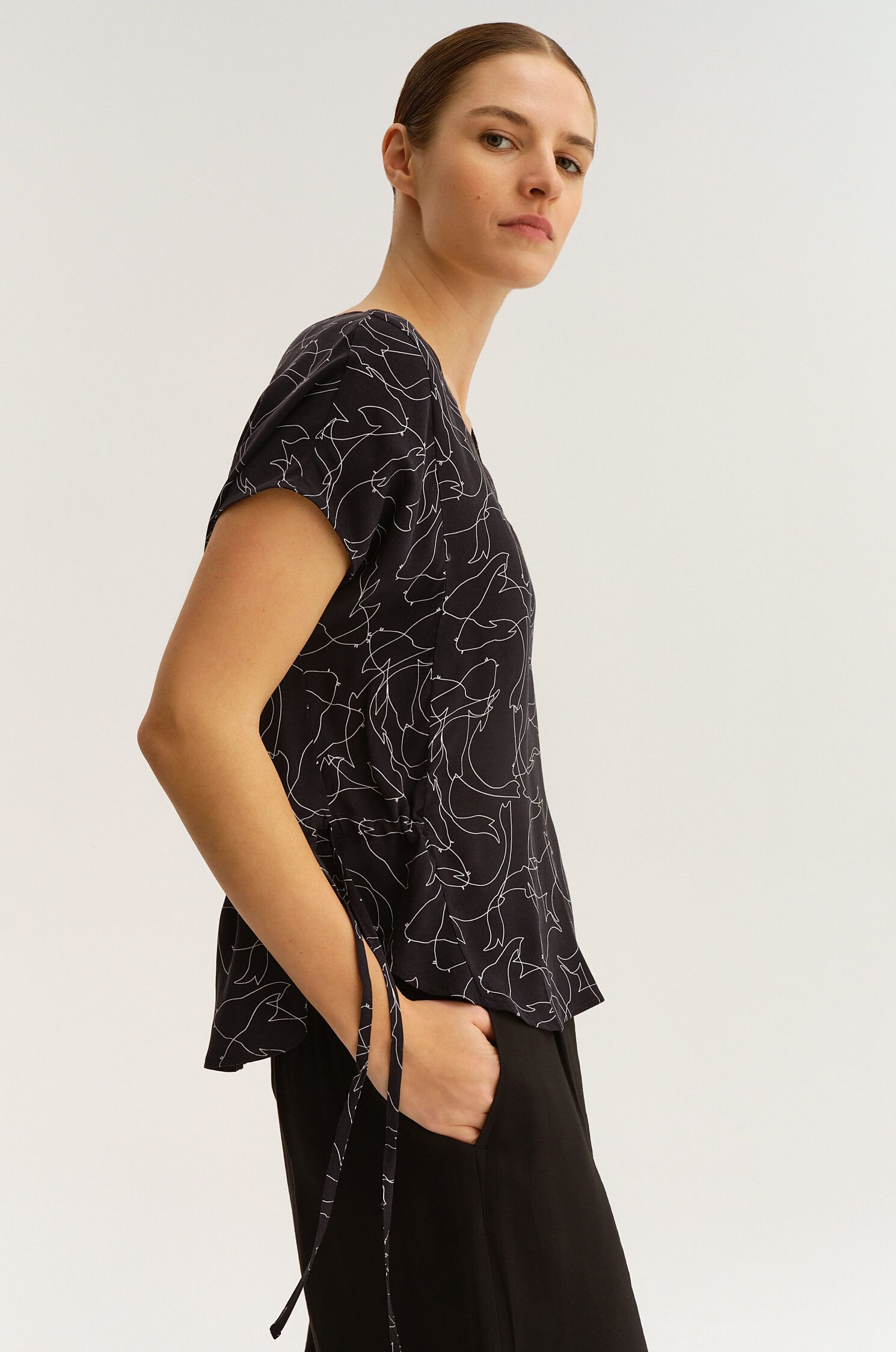 Wzorzysta bluzka z troczkami Solar Obraz 3