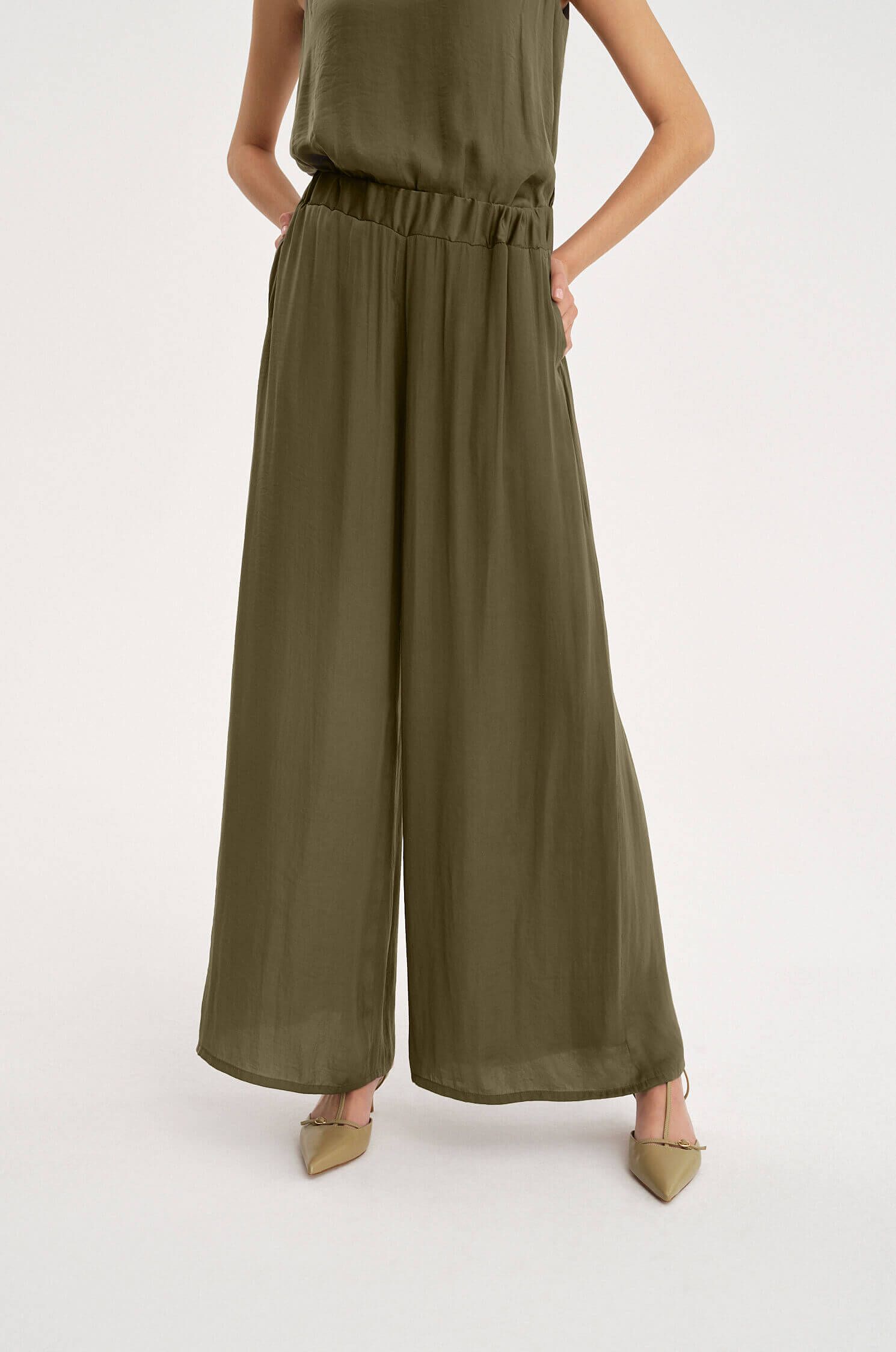 Spodnie wide leg z satynowej tkaniny Solar Obraz 2