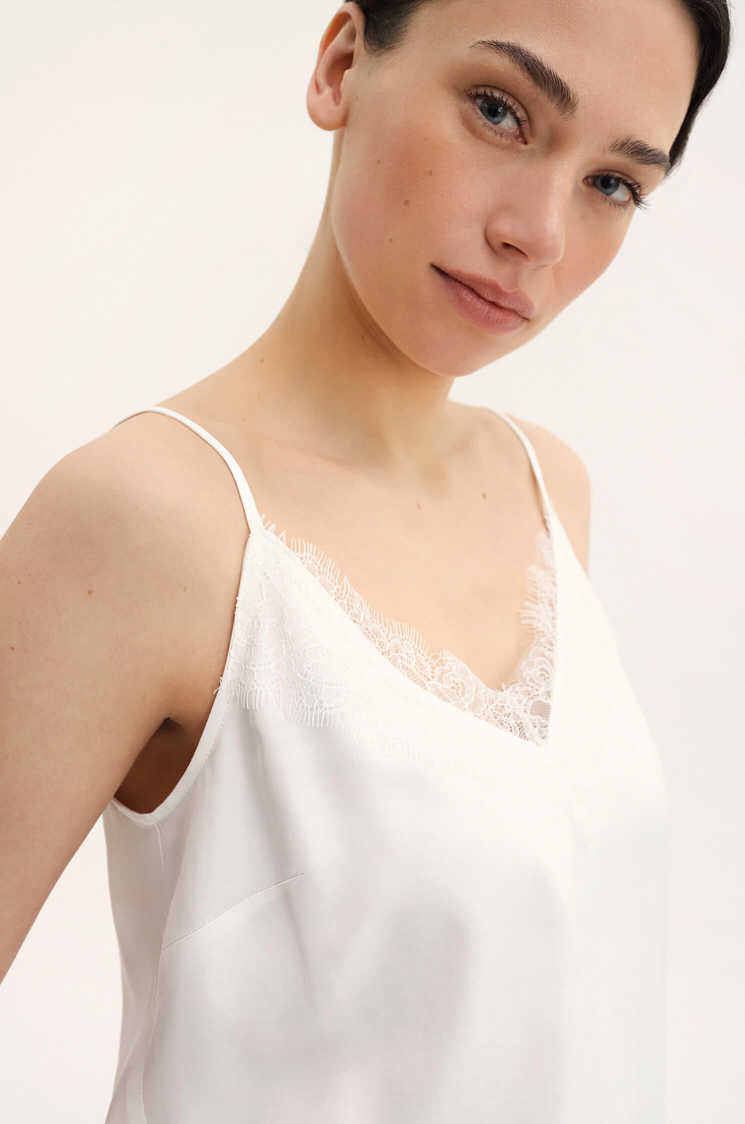 Satynowy top na cienkich ramiączkach Solar Obraz 3