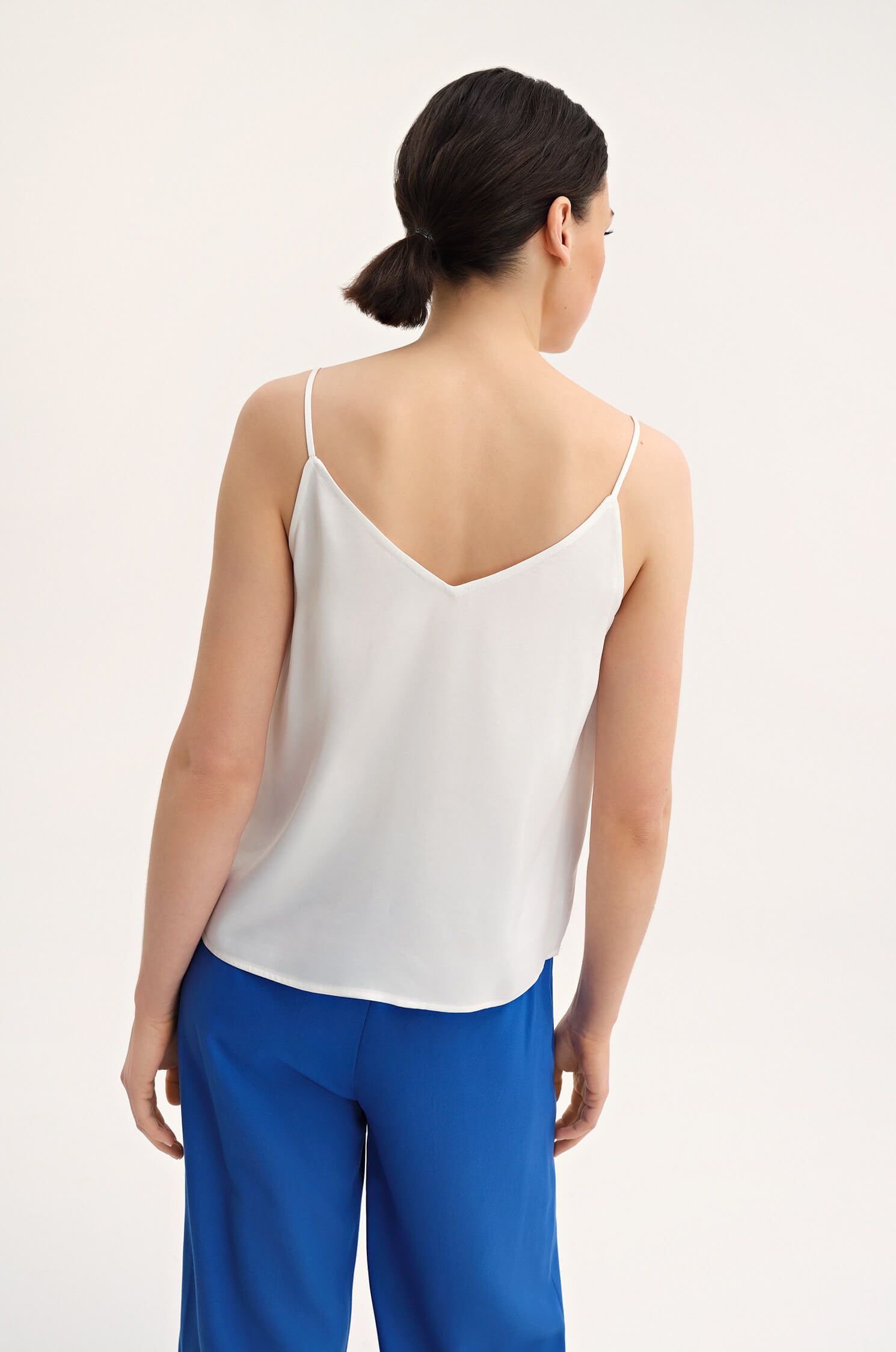 Satynowy top na cienkich ramiączkach Solar Obraz 4