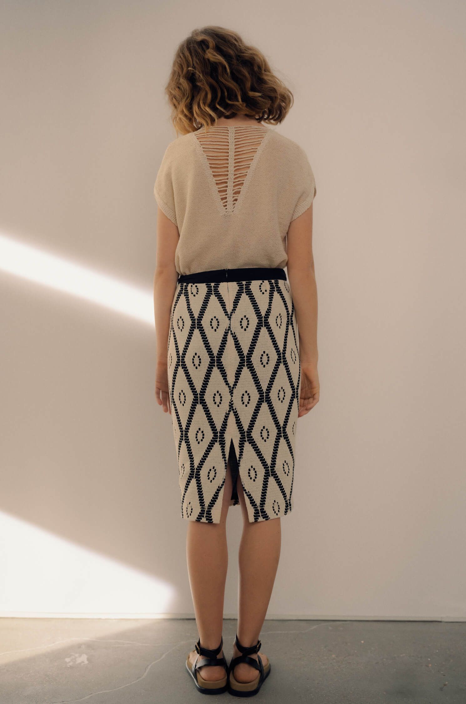 Spódnica ze strukturalno-ażurowej tkaniny Solar Obraz 1