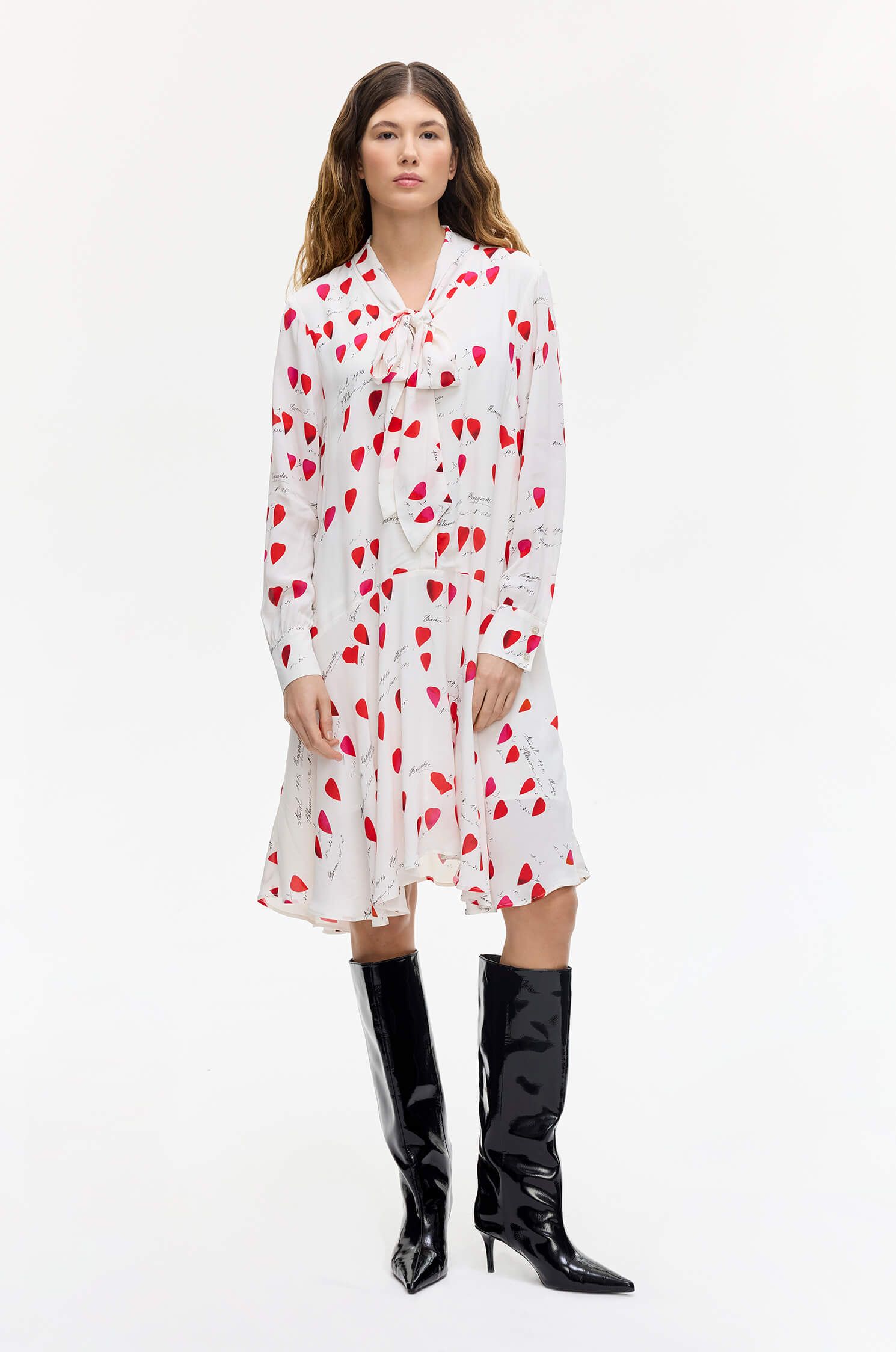 Wiskozowa sukienka w serca Solar Obraz 1