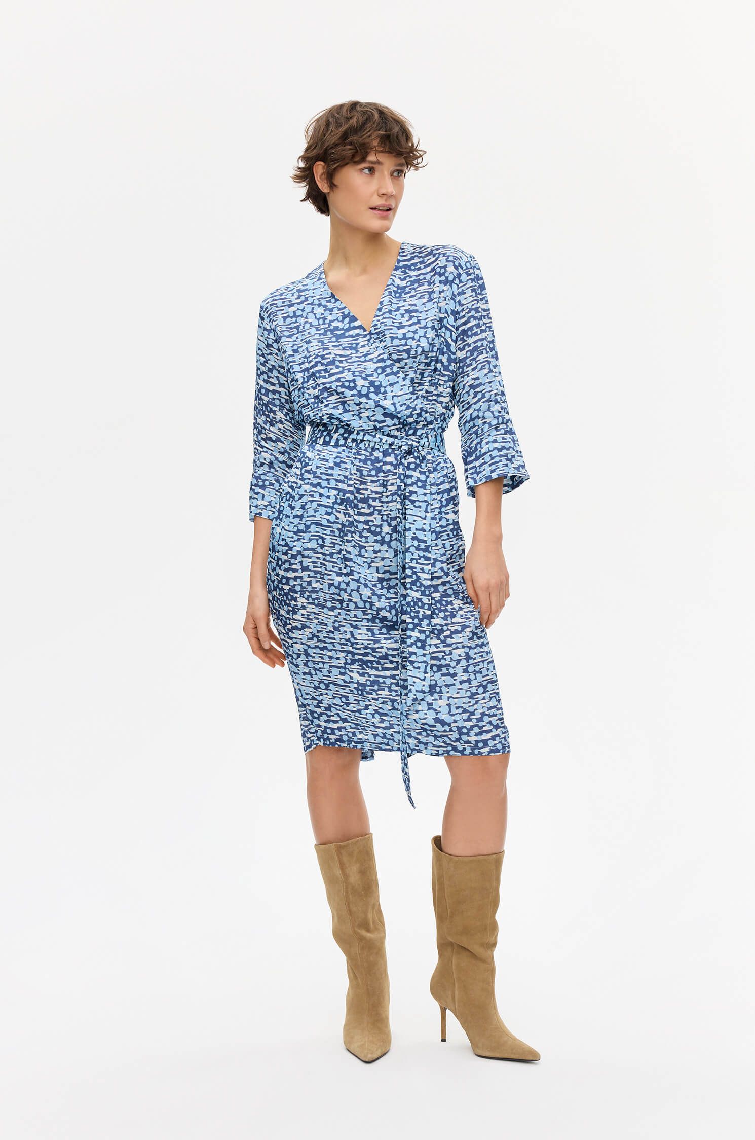 Błękitna sukienka o dopasowanym kroju Solar Obraz 6