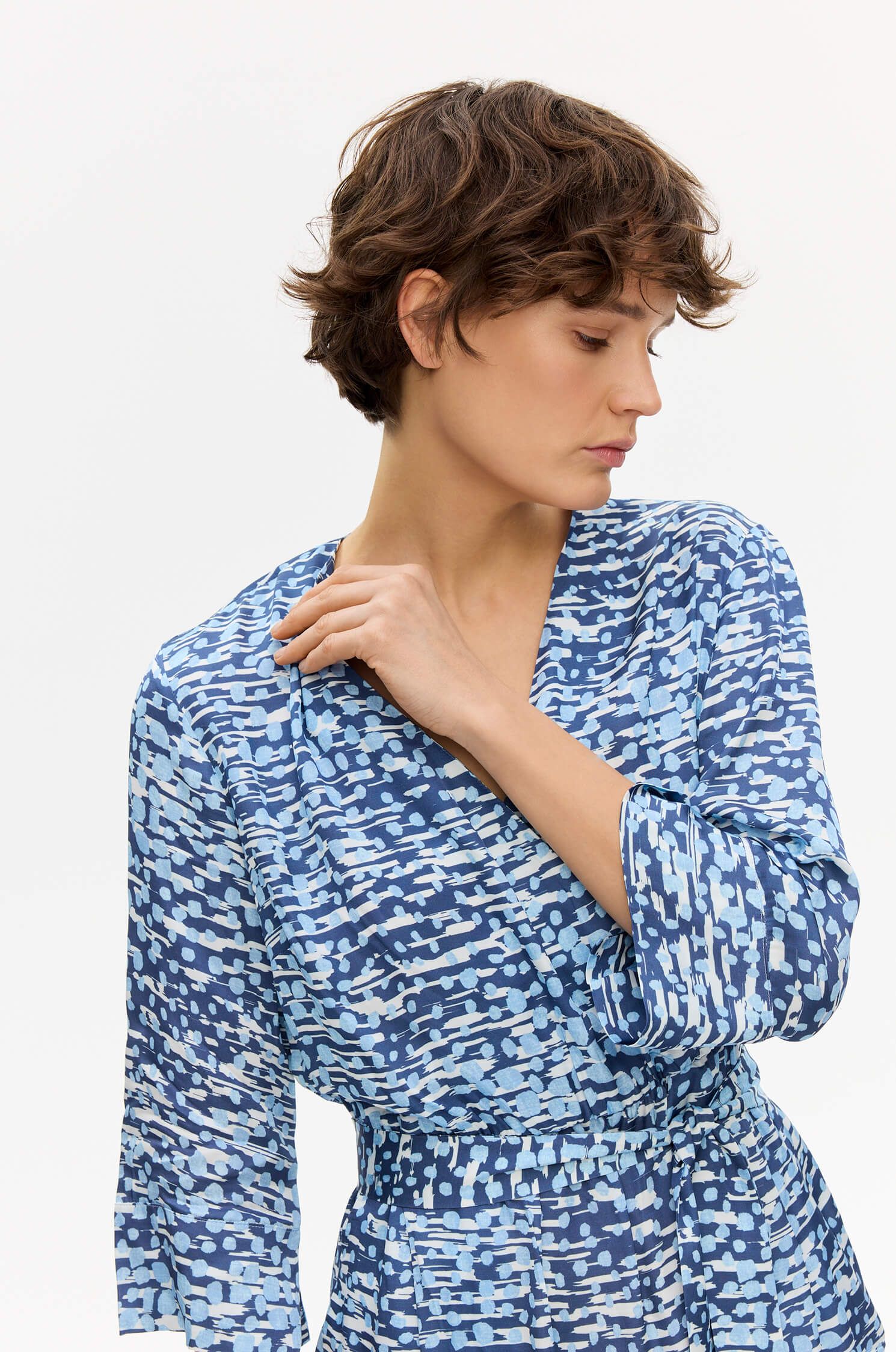 Błękitna sukienka o dopasowanym kroju Solar Obraz 7