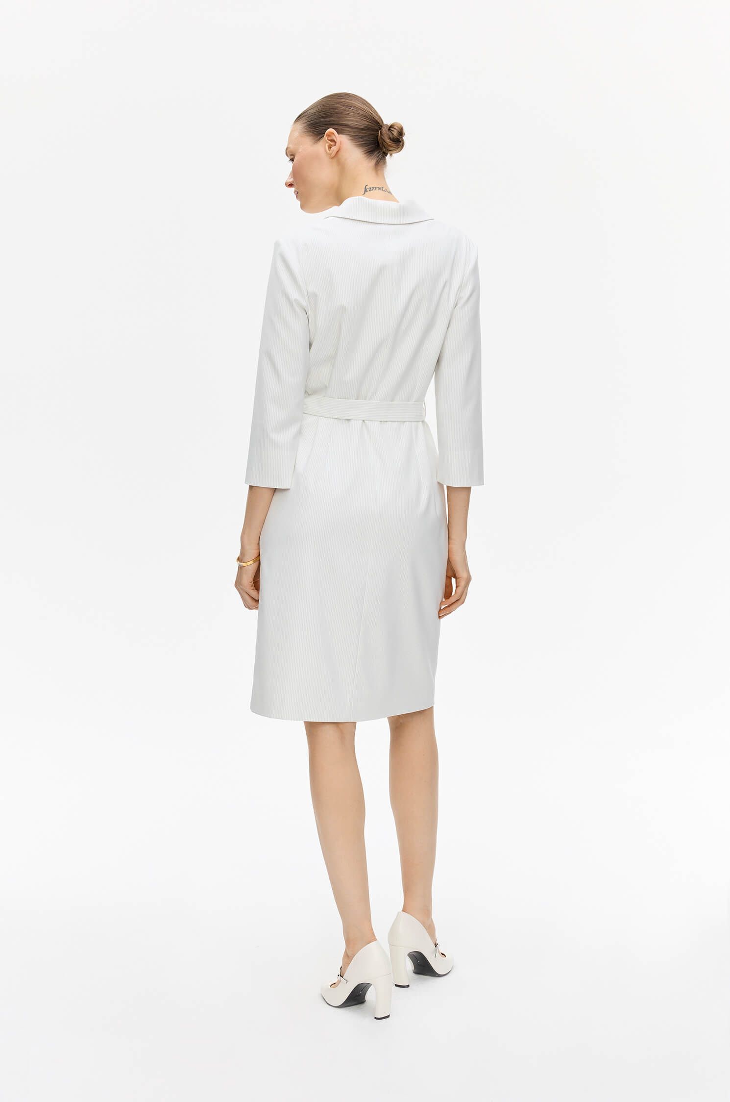 Taliowana sukienka w delikatny prążek Solar Obraz 4