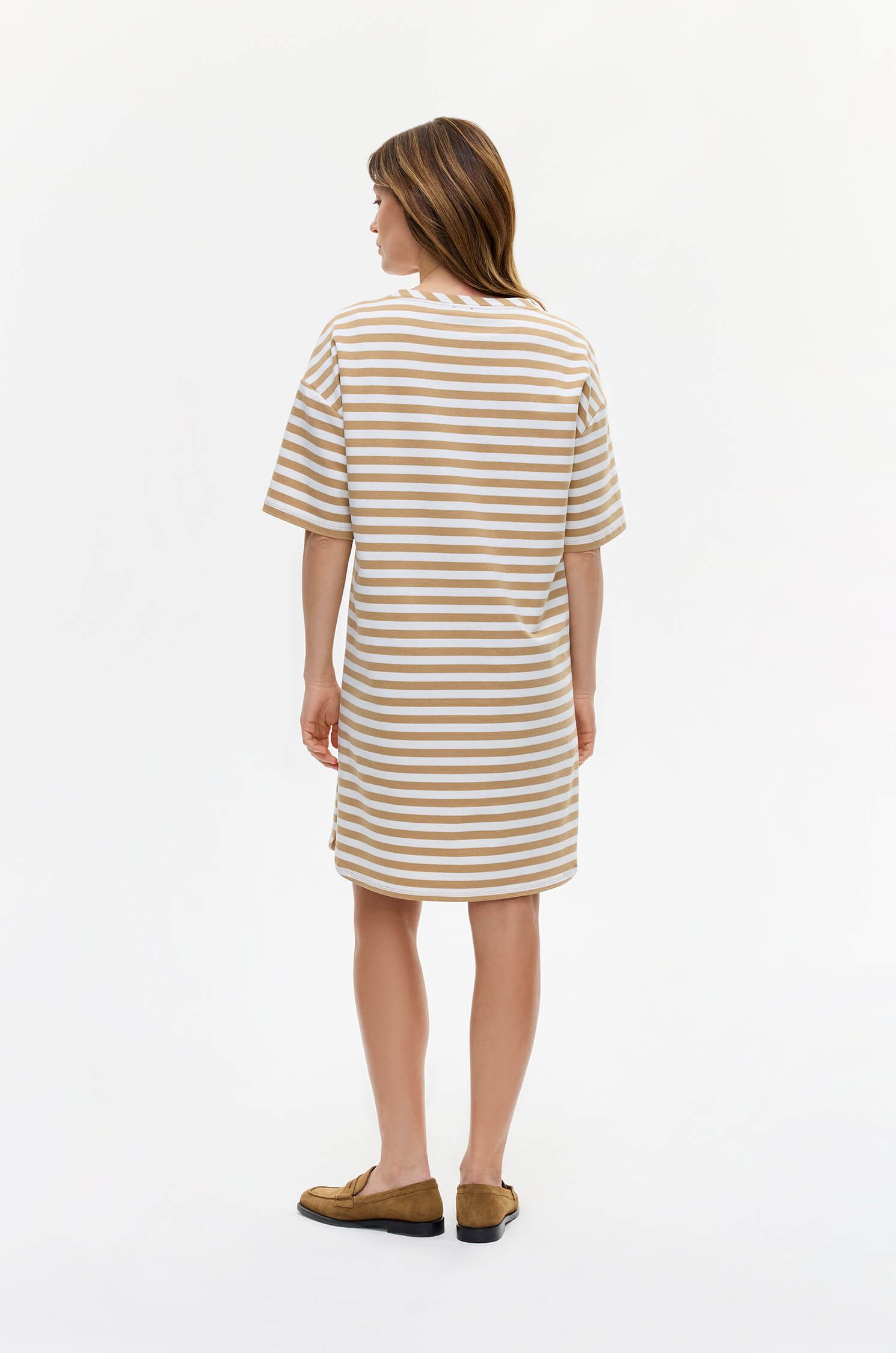 Sukienka w poziome pasy o kroju oversize Solar Obraz 4