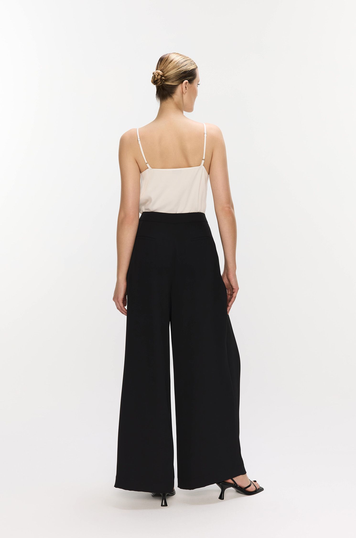 Czarne spodnie z szeroką nogawką Solar Obraz 4